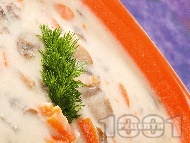 Гъбена чорба с печурки, моркови, течна сметана и пресен лук